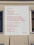 828628 Afbeelding van het gedicht 'Ontmoeting' van Eddy Lie, geschilderd op de zijgevel van Eetcafé De Poort ...